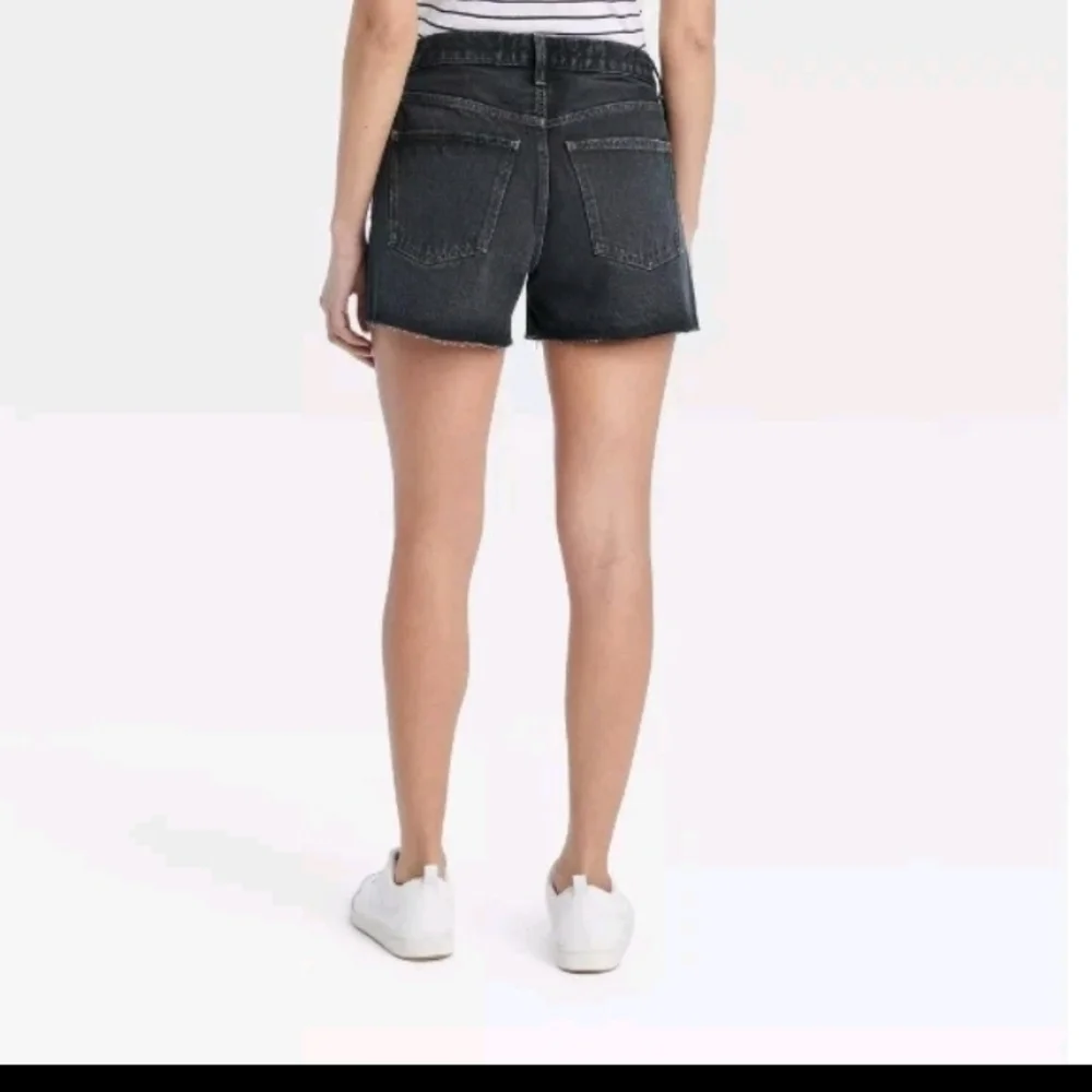 Universal Thread Women's Mid-Rise 90's Baggy Jean Shorts Black Wash Inseam 4